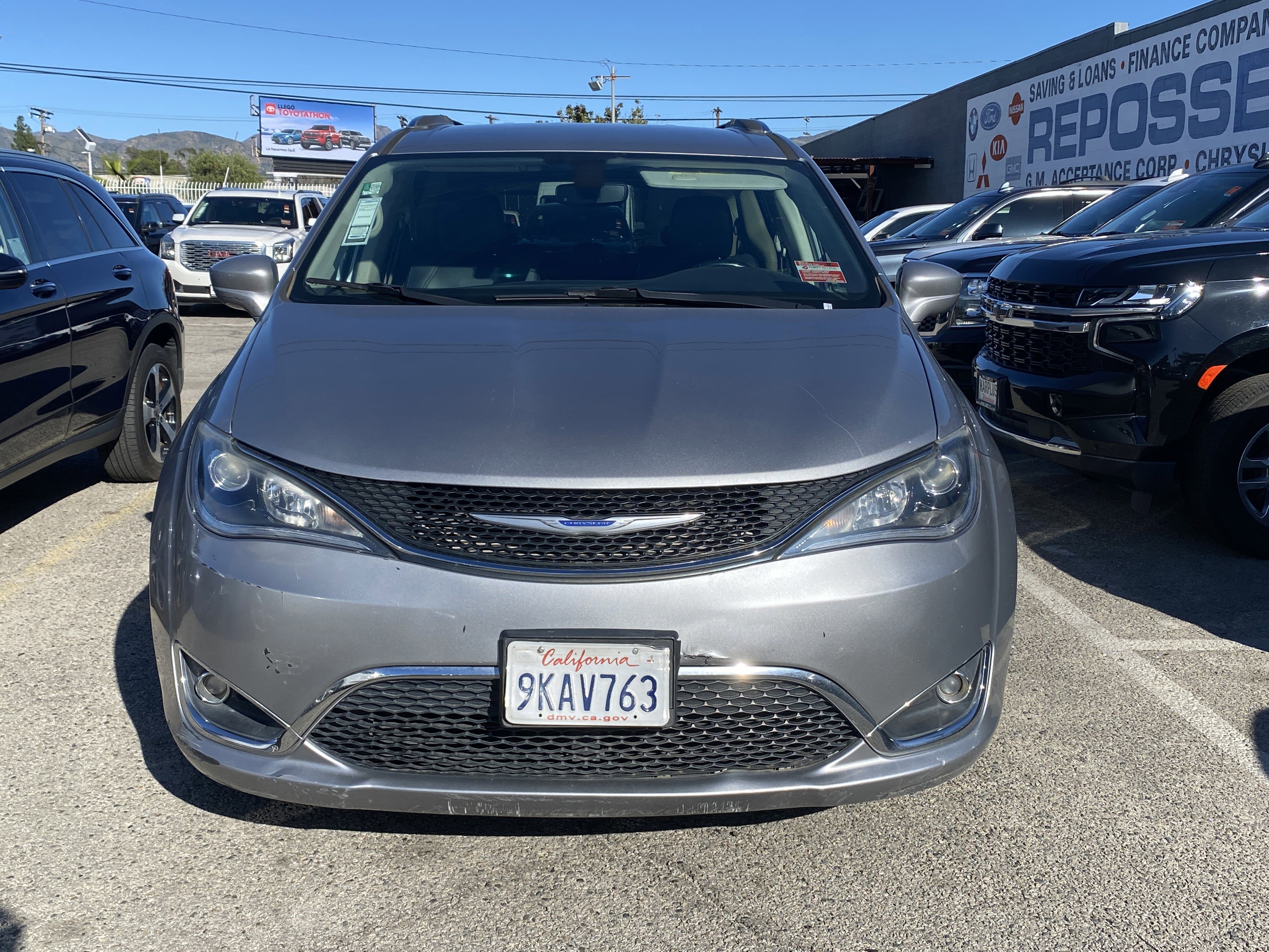 Used 2020 Chrysler Pacifica Touring-L image 3