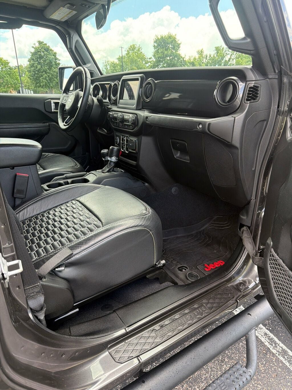 Used 2022 Jeep Gladiator Sport AWD/4WD image 13