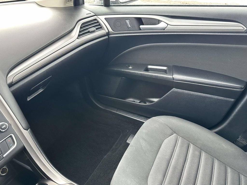 Used 2018 Ford Fusion SE image 32