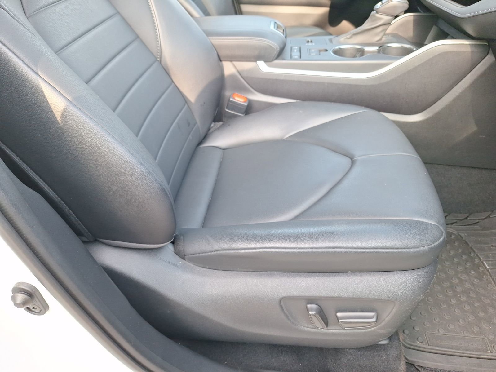 Used 2020 Toyota Highlander XLE FWD image 34