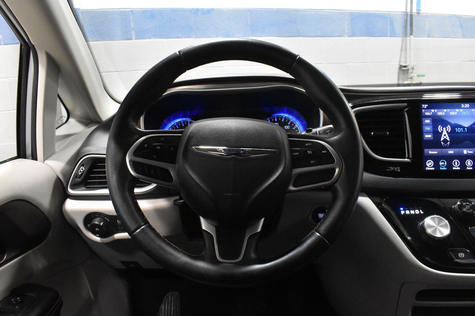 Used 2018 Chrysler Pacifica Touring-L FWD image 7