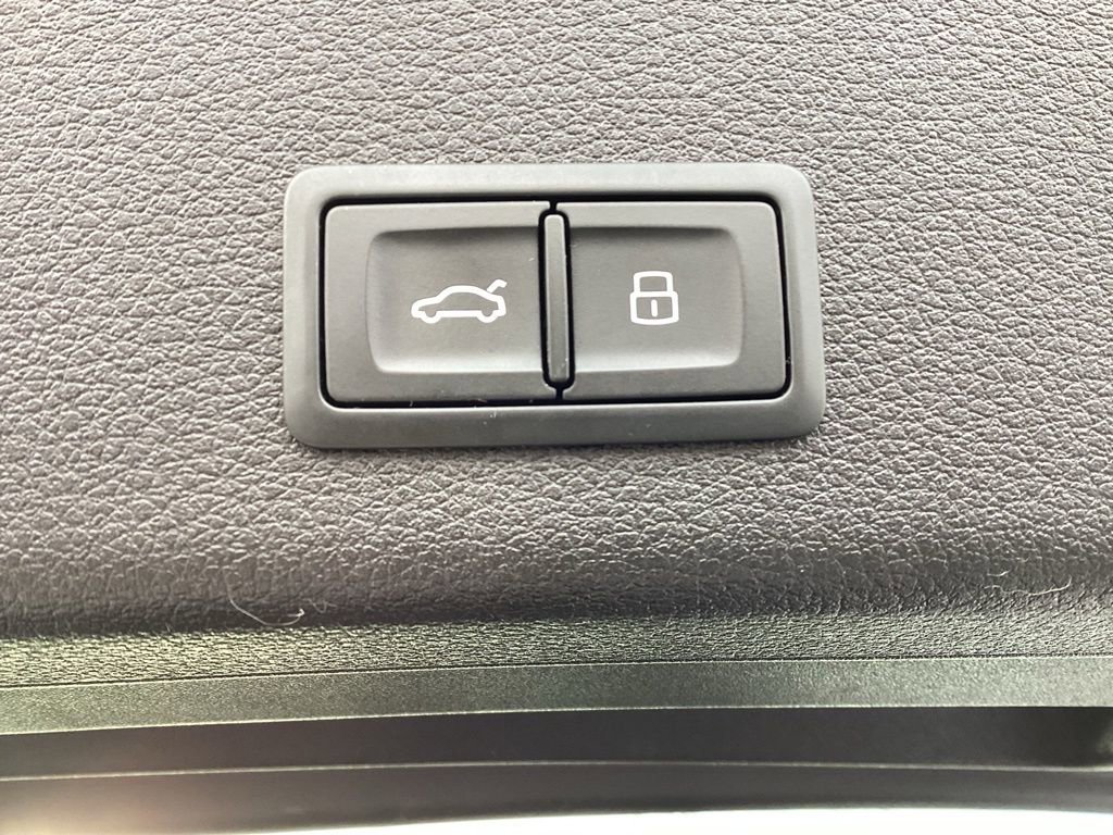 Used 2019 Audi e-tron Prestige w/ Prestige Package image 15