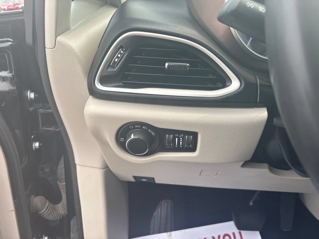 Used 2024 Chrysler Voyager LX FWD image 34