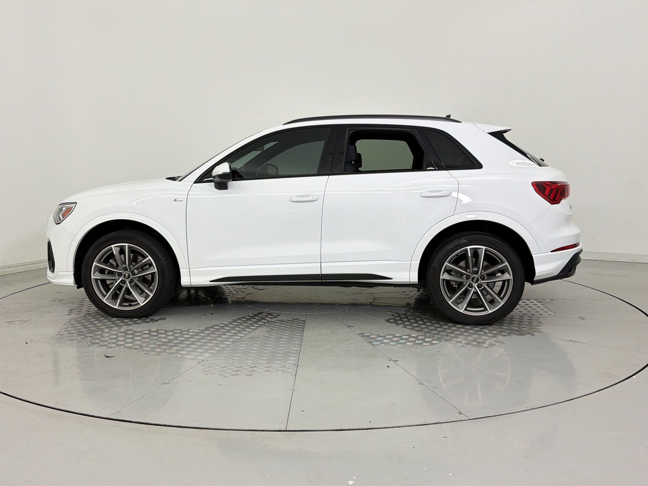 Certified 2025 Audi Q3 2.0T Premium w/ Convenience Package AWD/4WD image 2