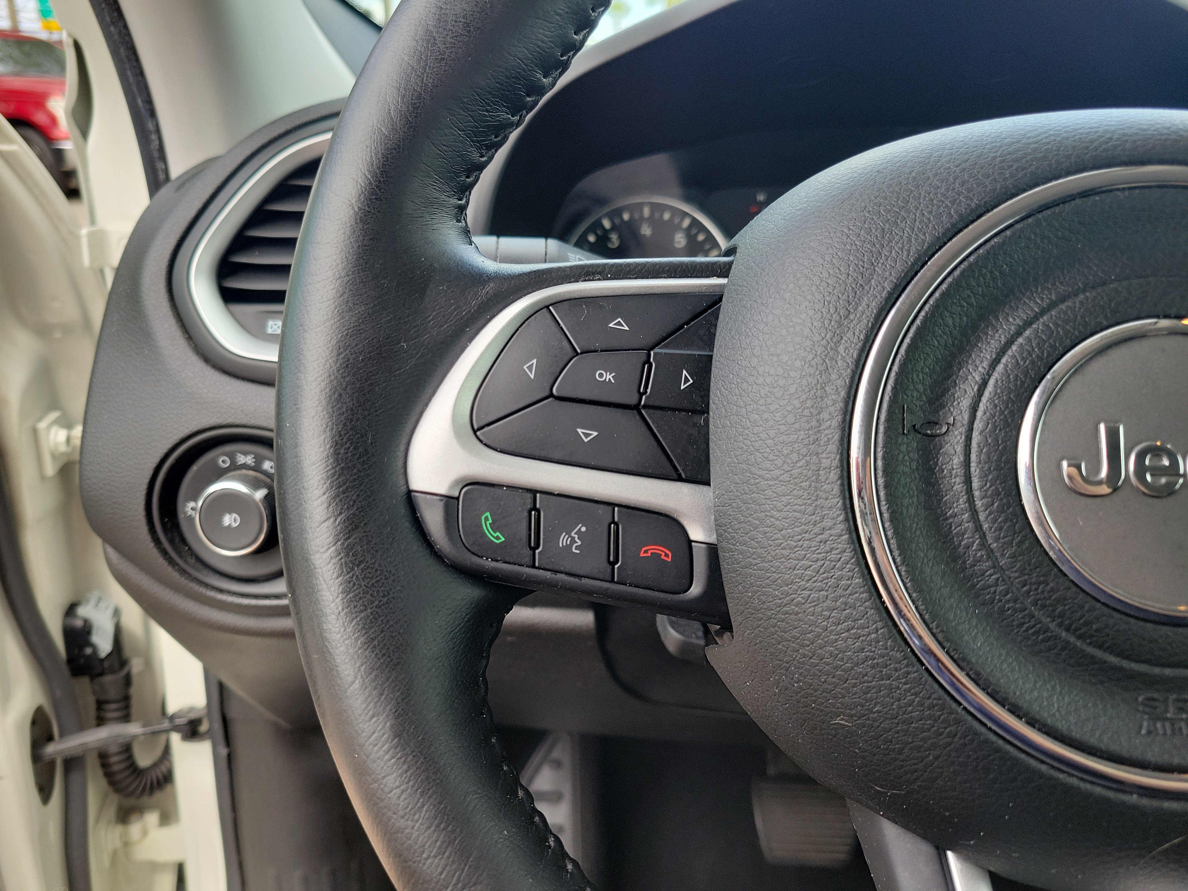 Used 2018 Jeep Renegade Latitude w/ Cold Weather Group image 12