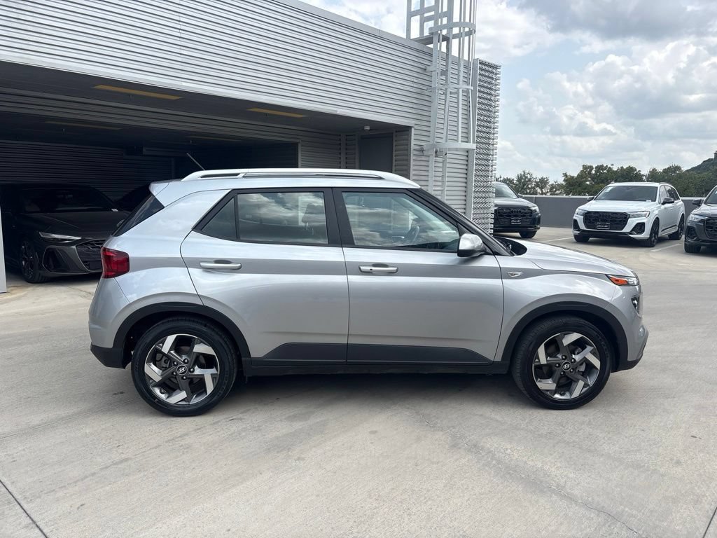 Used 2025 Hyundai Venue SEL FWD image 4