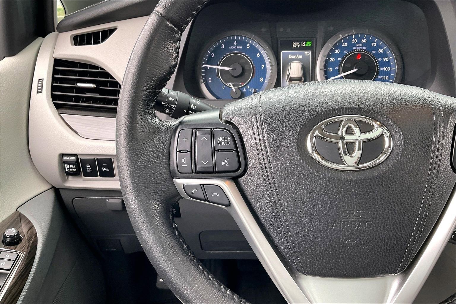 Used 2020 Toyota Sienna XLE w/ XLE Navigation Package image 19
