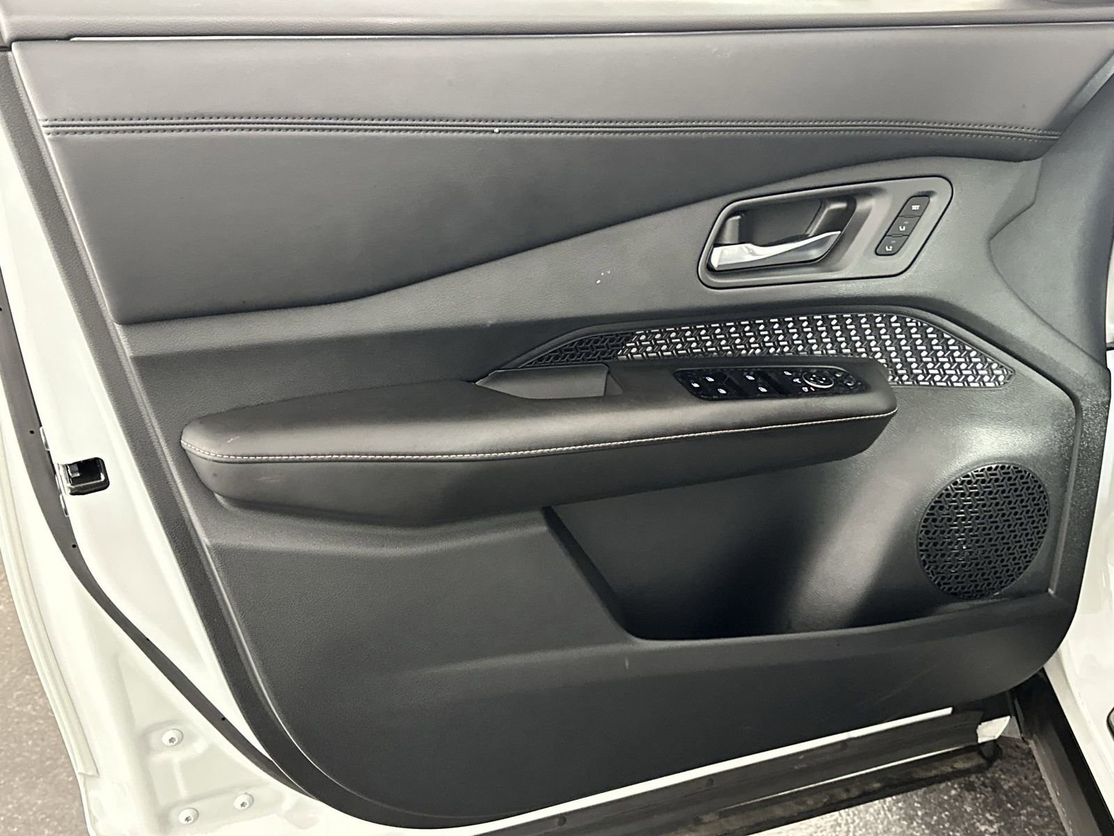 Certified 2024 Nissan Ariya AWD image 32