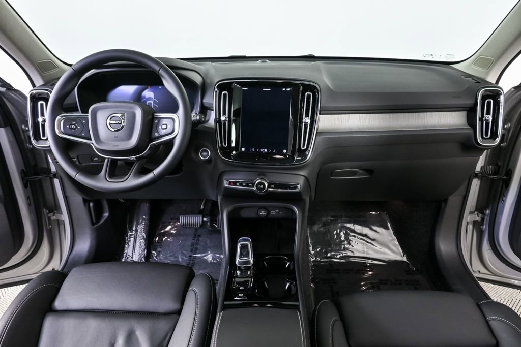 Certified 2025 Volvo XC40 B5 Plus image 16