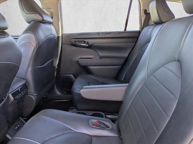 Used 2020 Toyota Highlander XLE image 19