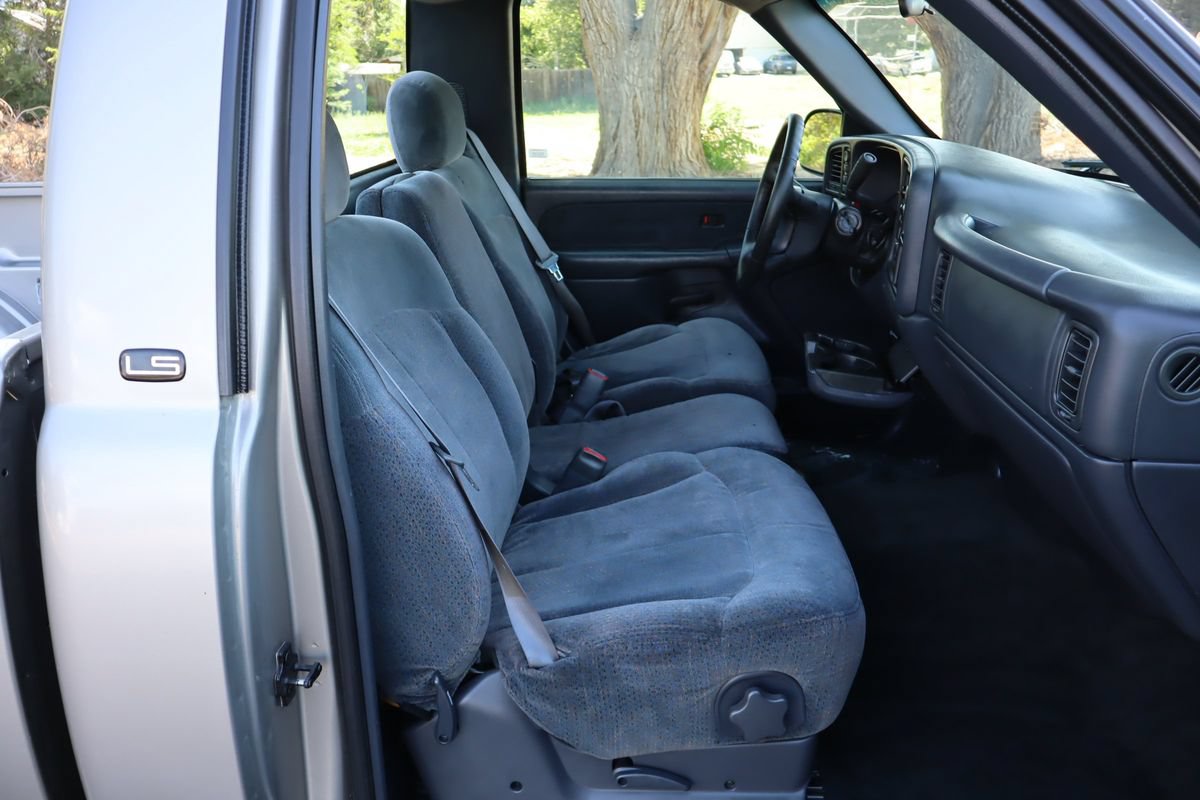Used 1999 Chevrolet Silverado 2500 LS w/ Firm Ride Suspension Pkg AWD/4WD image 18
