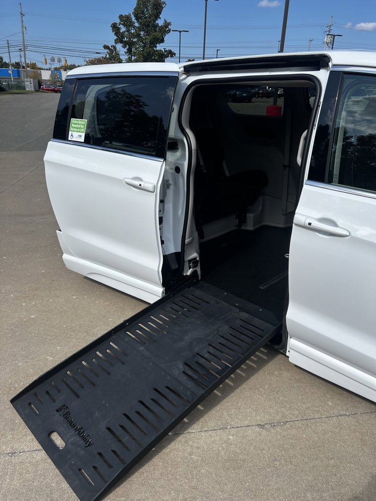Used 2022 Chrysler Voyager LX image 25
