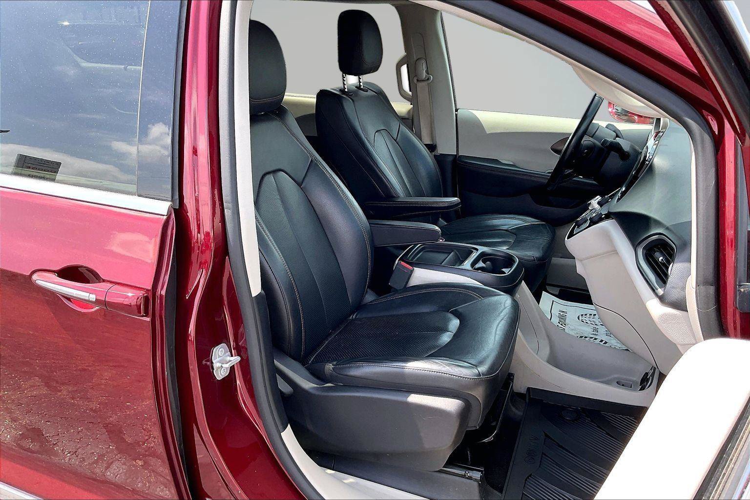 Used 2019 Chrysler Pacifica Touring-L w/ Tire & Wheel Group FWD image 8