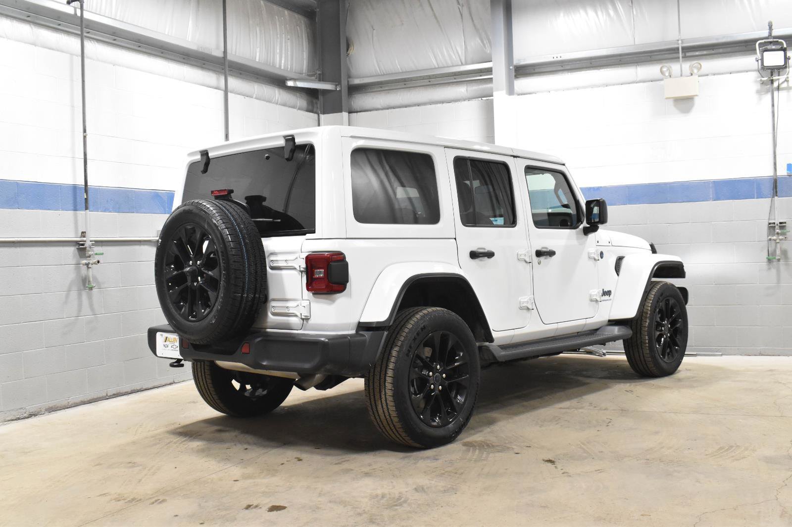 Used 2025 Jeep Wrangler Sahara image 27