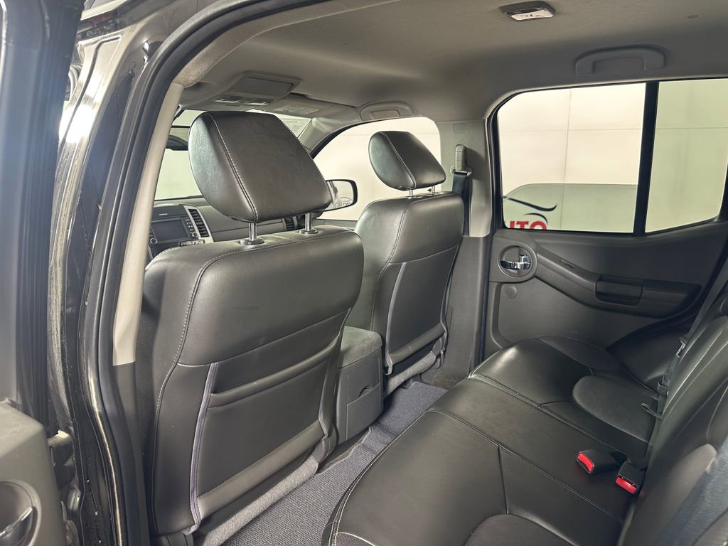 Used 2015 Nissan Xterra PRO-4X w/ Pro-4x Leather Package AWD/4WD image 19