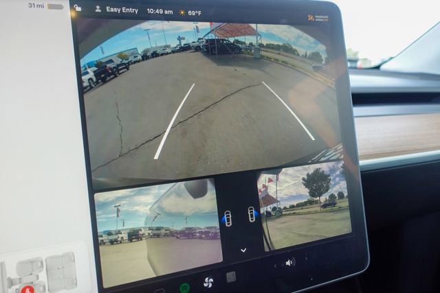 Used 2022 Tesla Model Y Long Range image 18