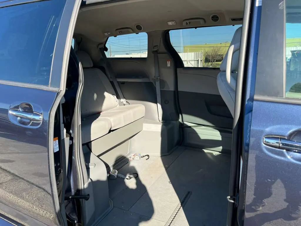 Used 2019 Toyota Sienna XLE FWD image 46