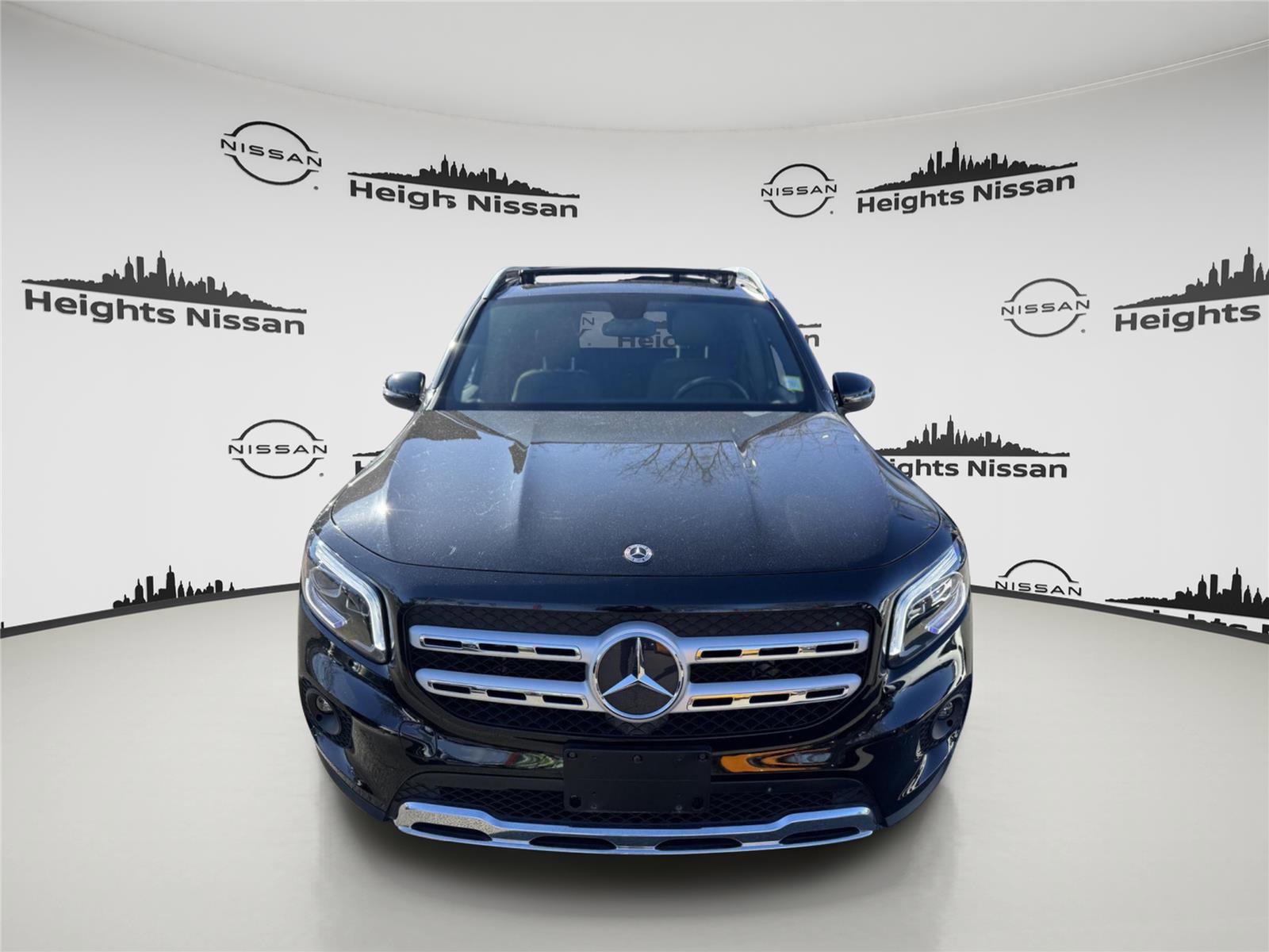 Used 2023 Mercedes-Benz GLB 250 4MATIC w/ Premium Package image 4