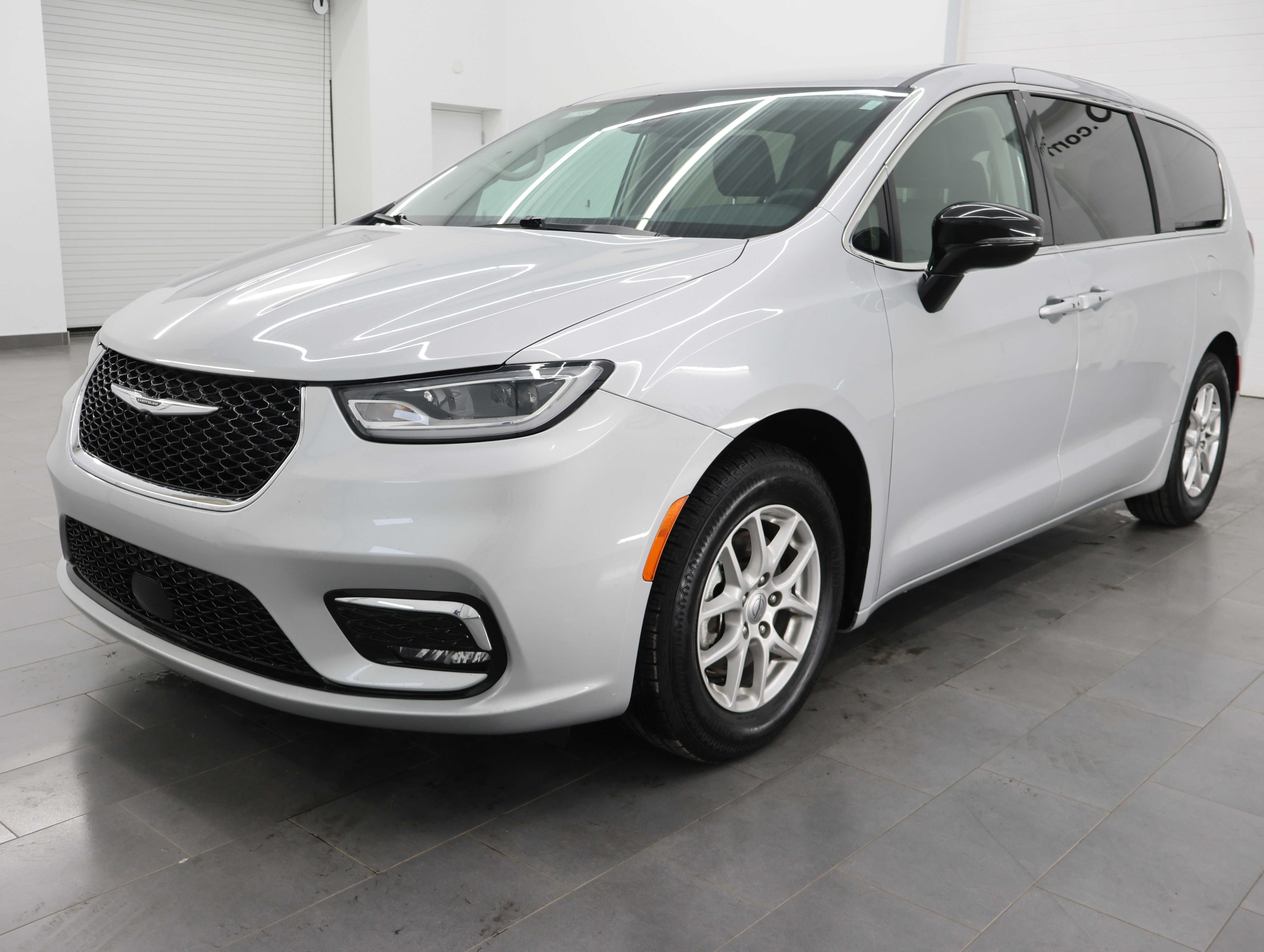 Used 2024 Chrysler Pacifica Touring-L FWD image 7