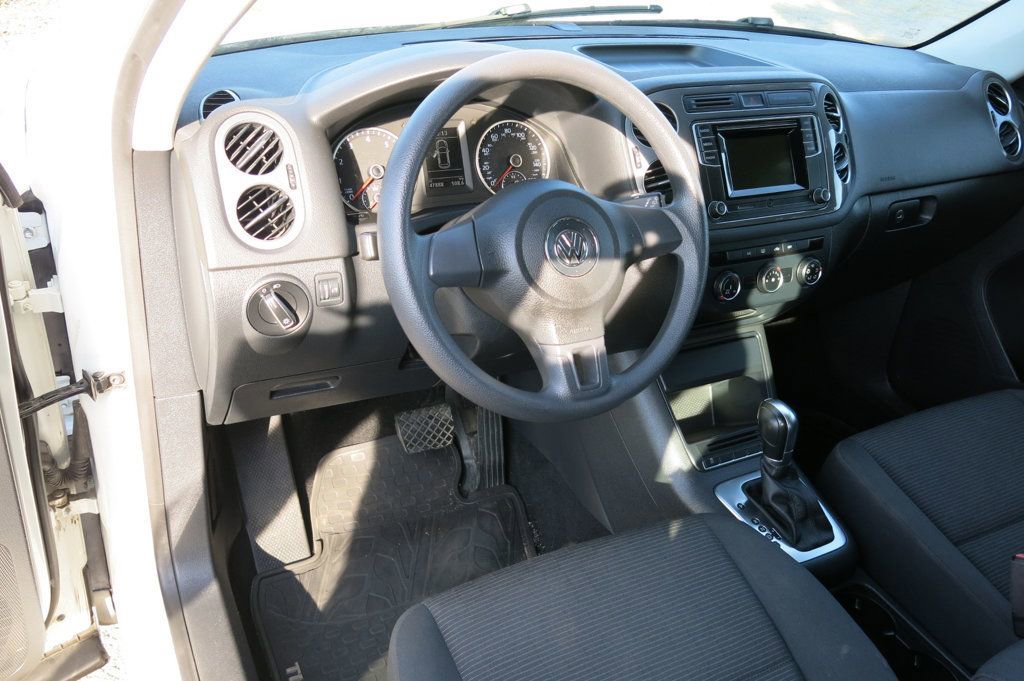 Used 2017 Volkswagen Tiguan Limited w/ Alloy Wheels Package image 11