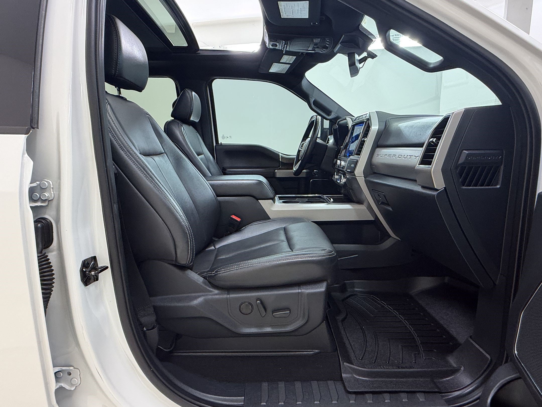 Used 2022 Ford F250 Lariat w/ Lariat Ultimate Package AWD/4WD image 26