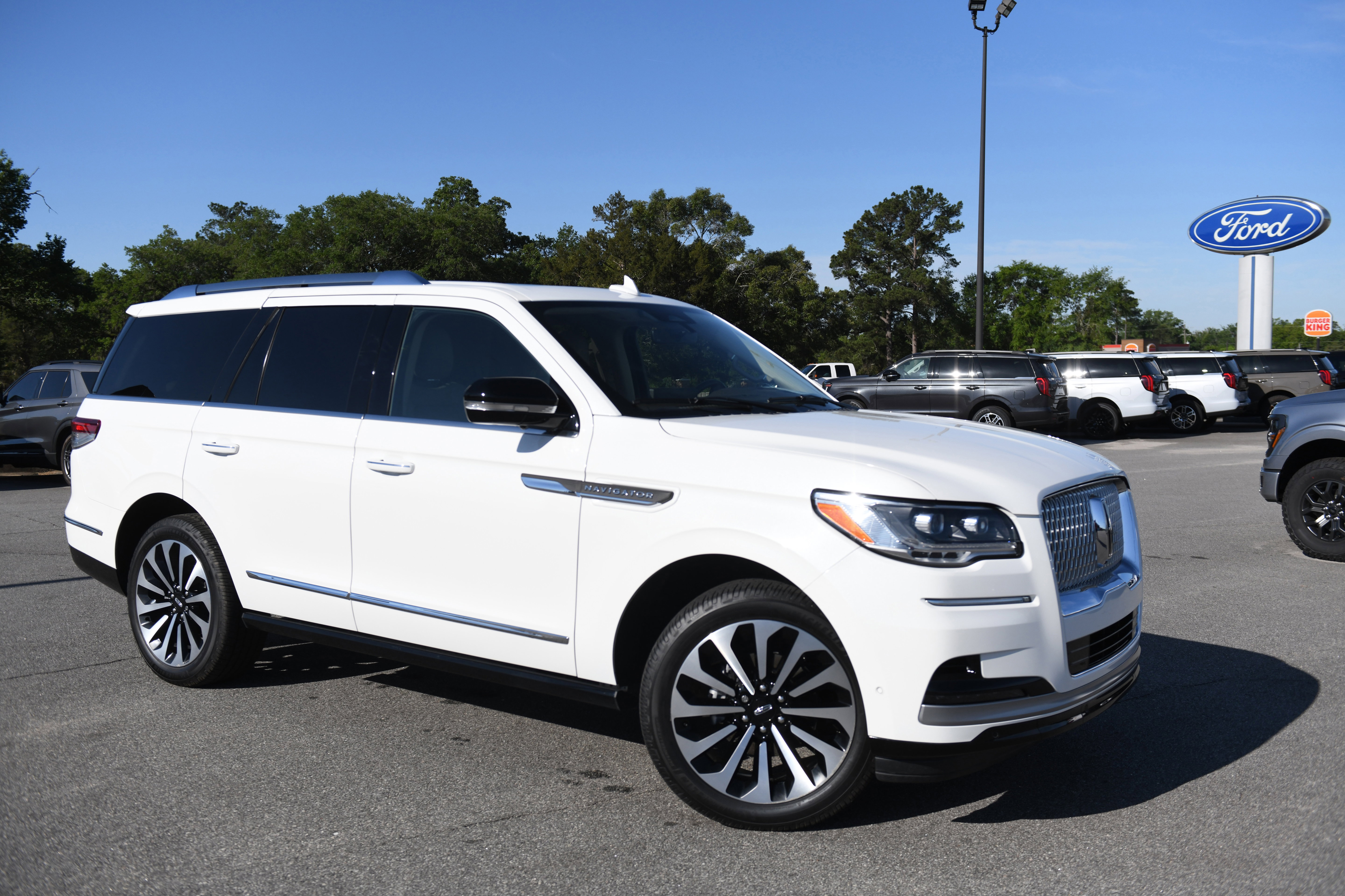 Used 2022 Lincoln Navigator Reserve AWD/4WD image 1