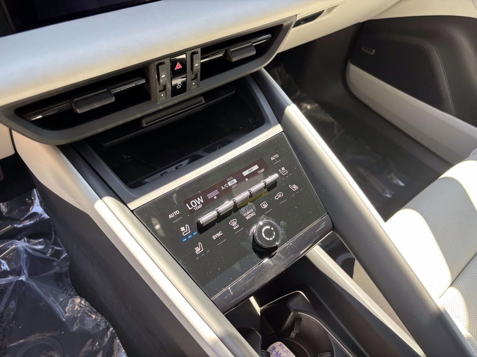 Certified 2025 Porsche Macan 4 Electric AWD/4WD image 32