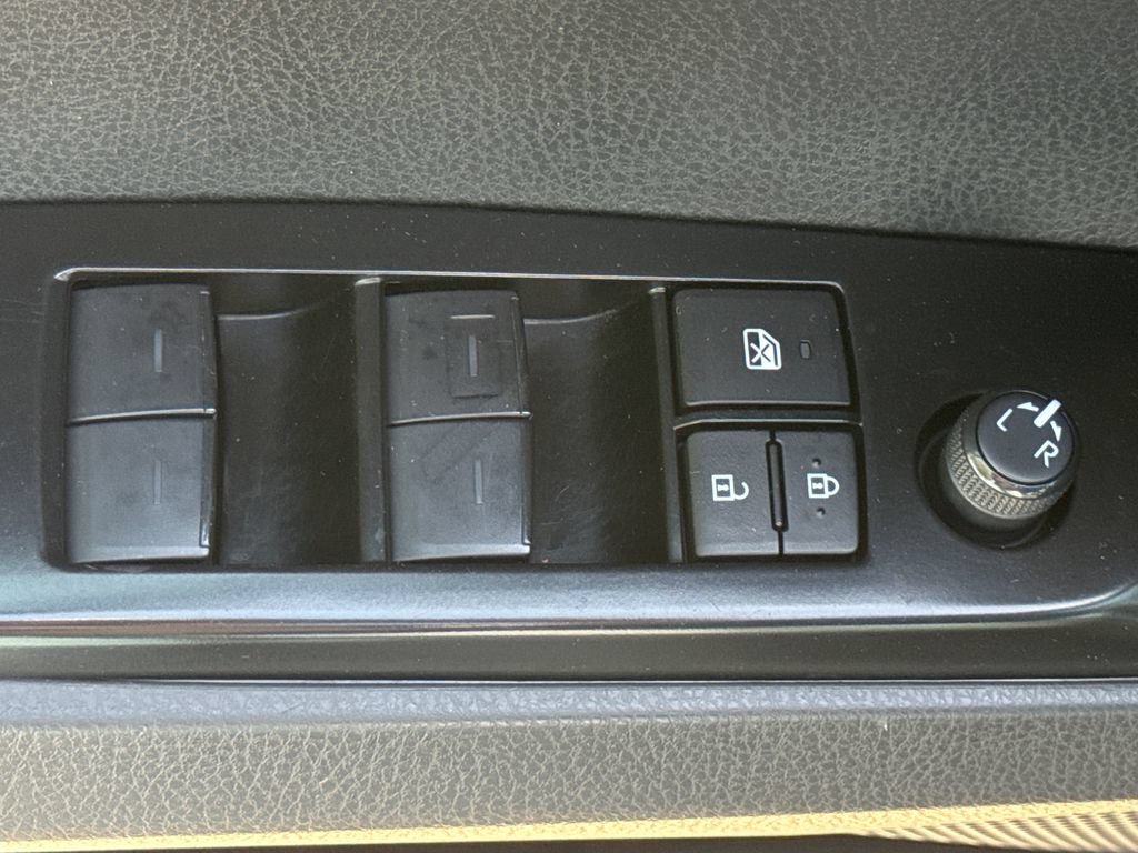 Used 2025 Toyota Camry SE FWD image 14