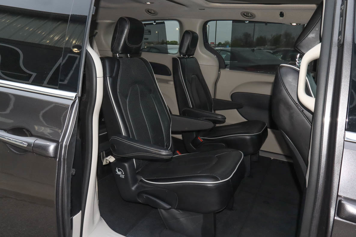 Used 2023 Chrysler Pacifica Limited FWD image 27