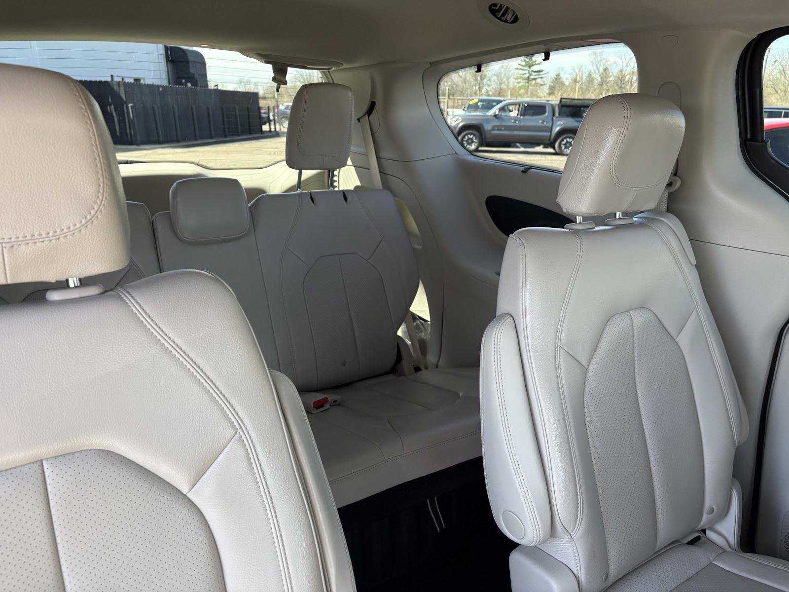 Used 2021 Chrysler Pacifica Touring-L image 13