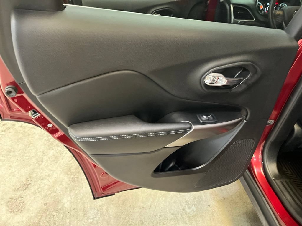 Used 2019 Jeep Cherokee Latitude w/ Popular Appearance Group FWD image 20