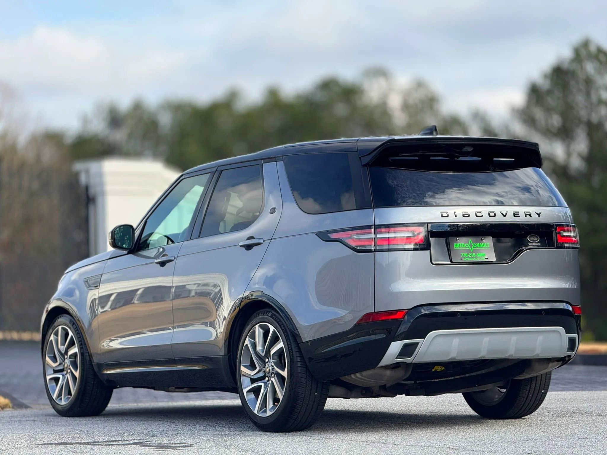 Used 2020 Land Rover Discovery Landmark image 8