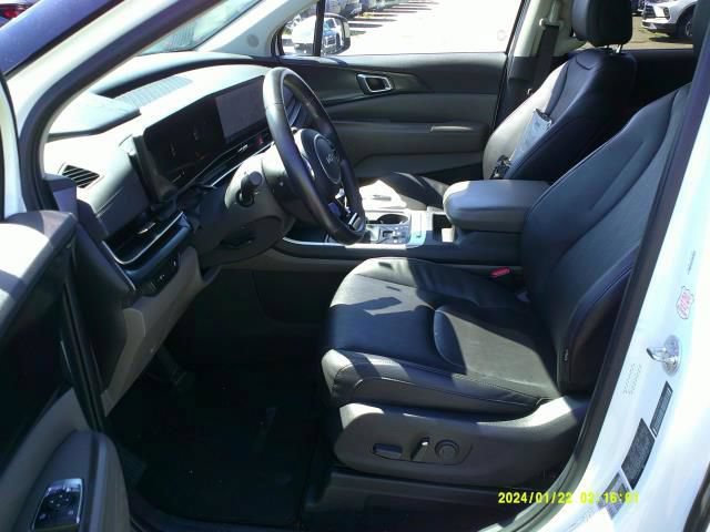 Used 2025 Kia Carnival FWD image 8