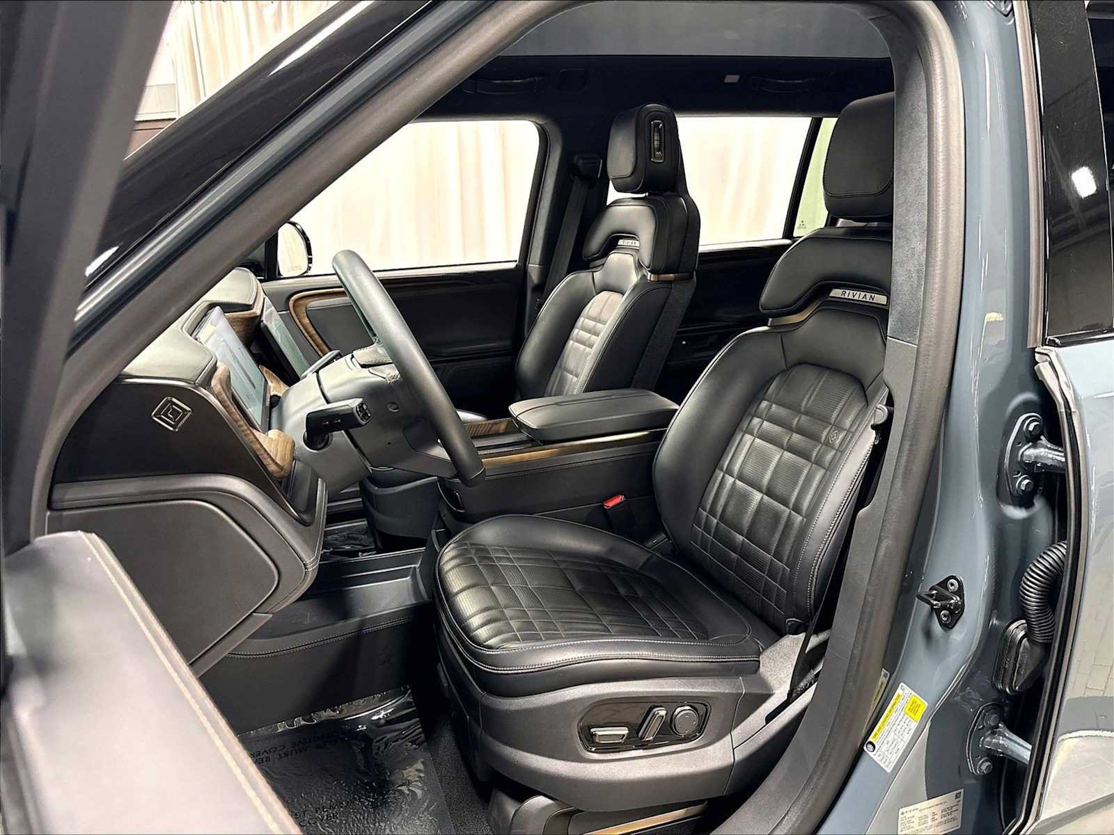 Used 2025 Rivian R1S Premium AWD/4WD image 7