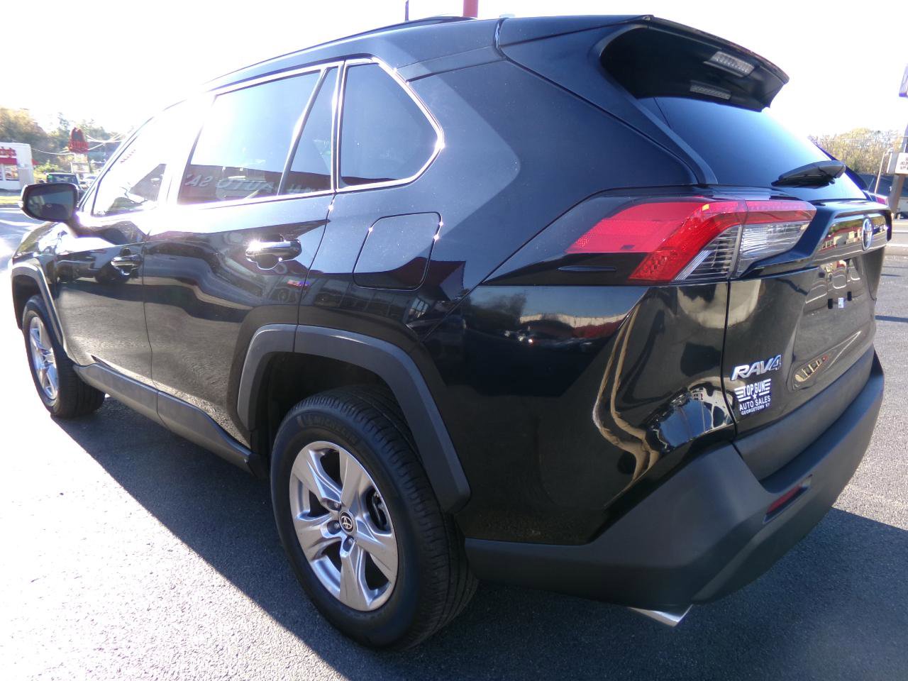 Used 2022 Toyota RAV4 XLE FWD image 5