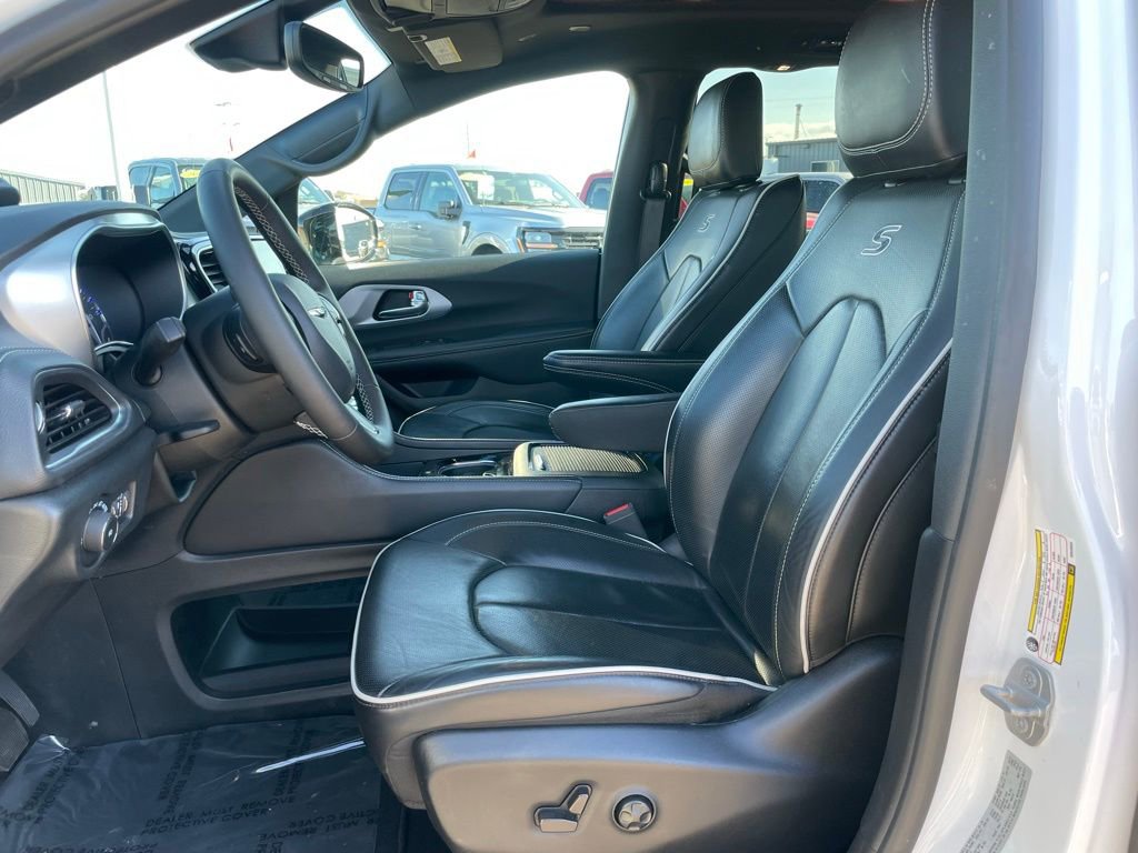 Used 2025 Chrysler Pacifica Limited image 7
