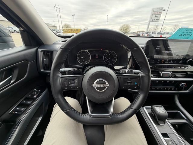 Used 2024 Nissan Pathfinder SL AWD/4WD image 17