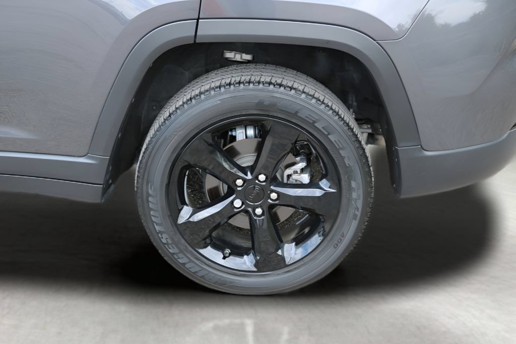 Used 2023 Jeep Grand Cherokee Altitude AWD/4WD image 9