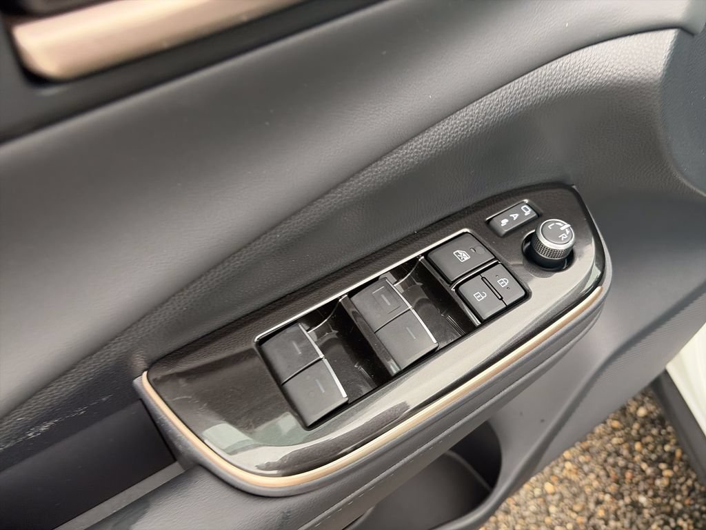 Used 2025 Toyota Crown AWD/4WD image 18