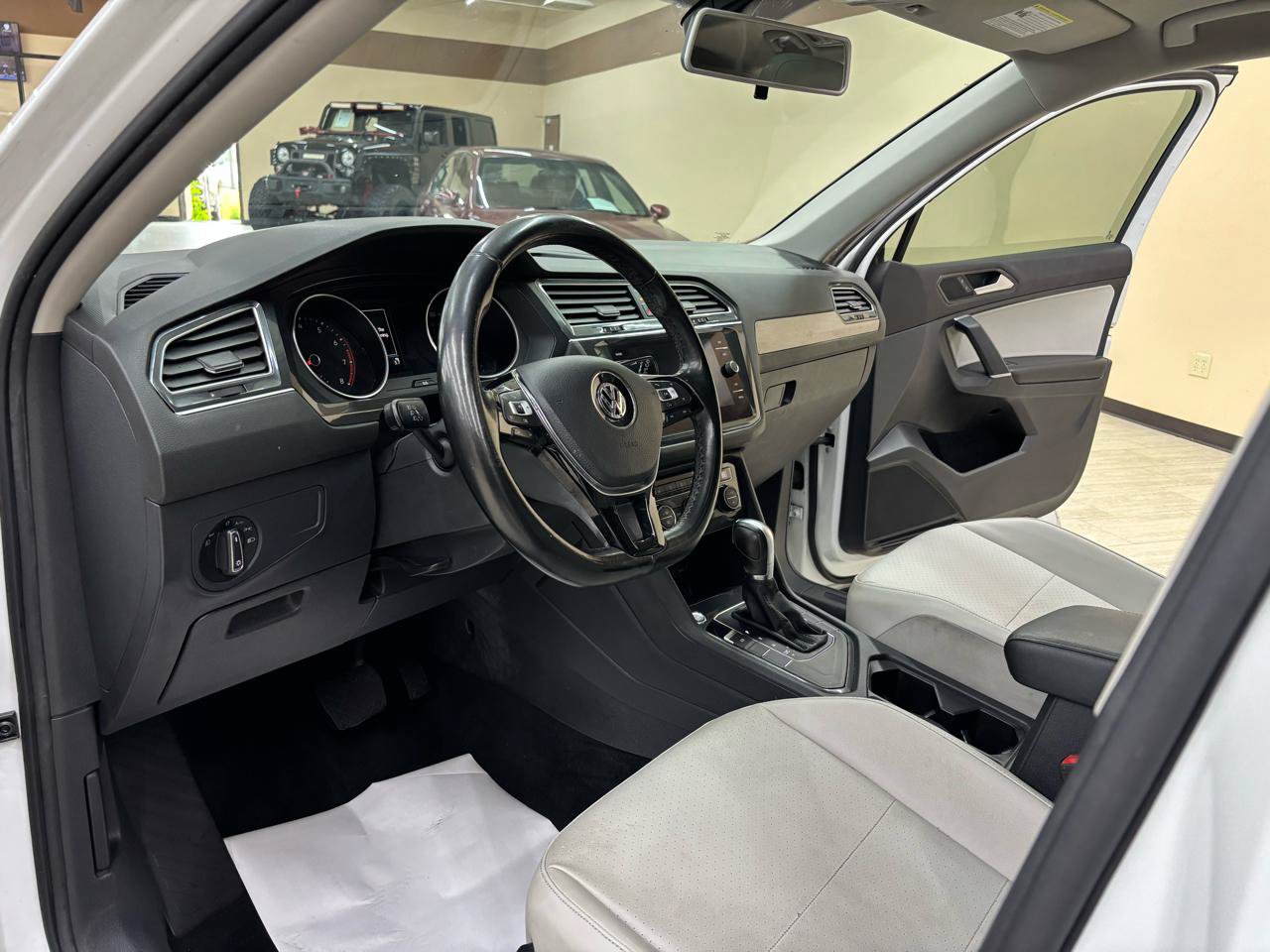 Used 2018 Volkswagen Tiguan SEL FWD image 15