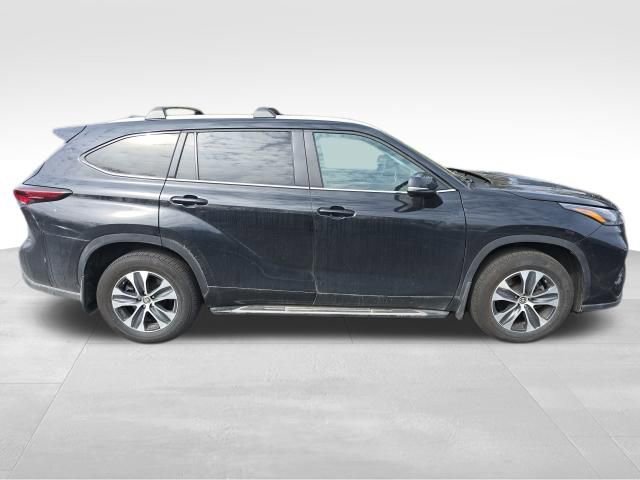 Used 2024 Toyota Highlander XLE image 9