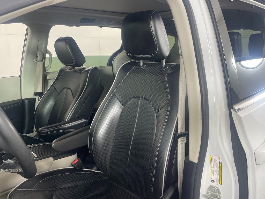 Used 2023 Chrysler Pacifica Limited FWD image 25