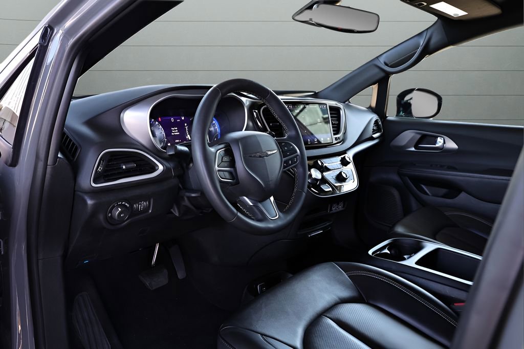 Used 2025 Chrysler Pacifica Select image 43