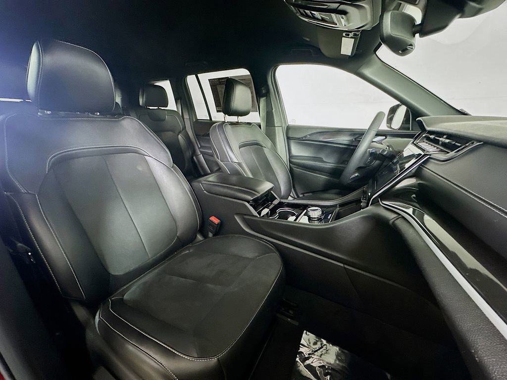 Used 2023 Jeep Grand Cherokee Altitude image 12