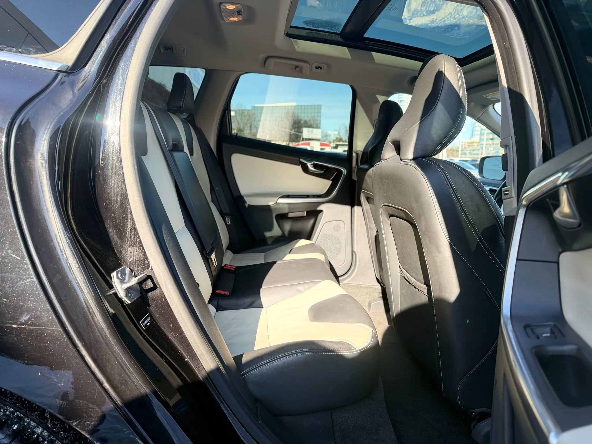 Used 2017 Volvo XC60 T5 Dynamic w/ Preferred Option Package image 32