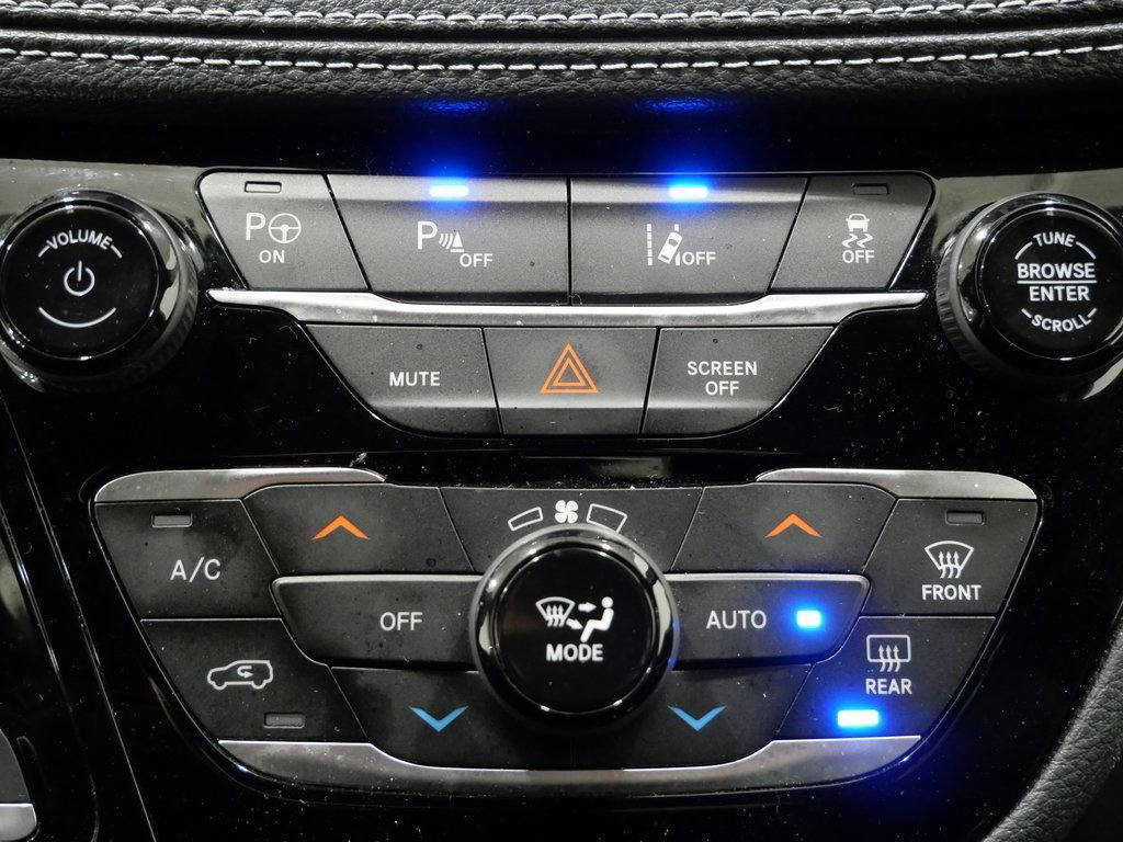 Used 2024 Chrysler Pacifica Select image 19