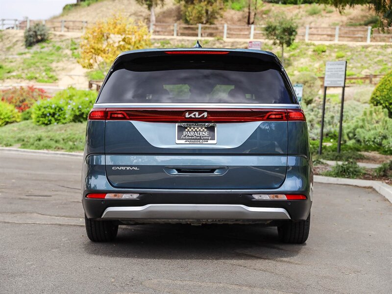 Used 2024 Kia Carnival EX FWD image 4
