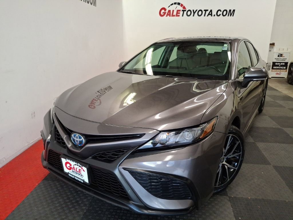 Used 2024 Toyota Camry SE FWD image 3