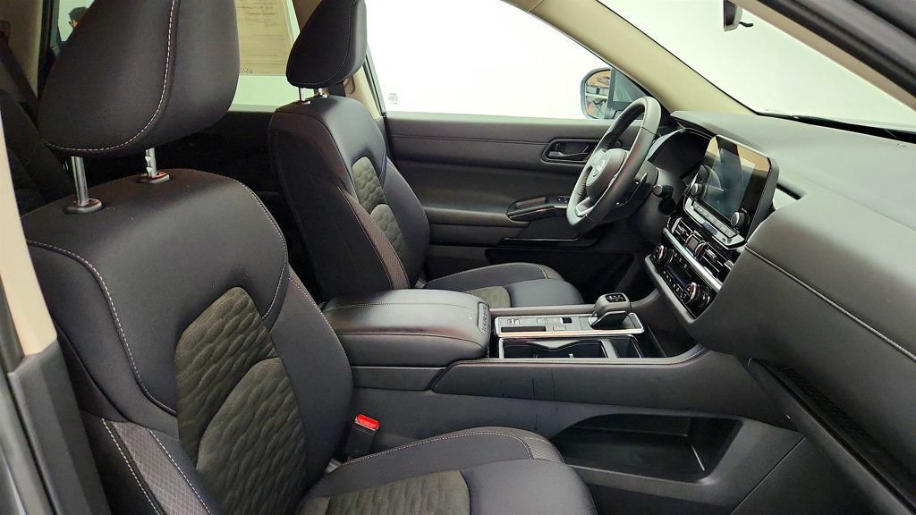Used 2025 Nissan Pathfinder SV FWD image 21