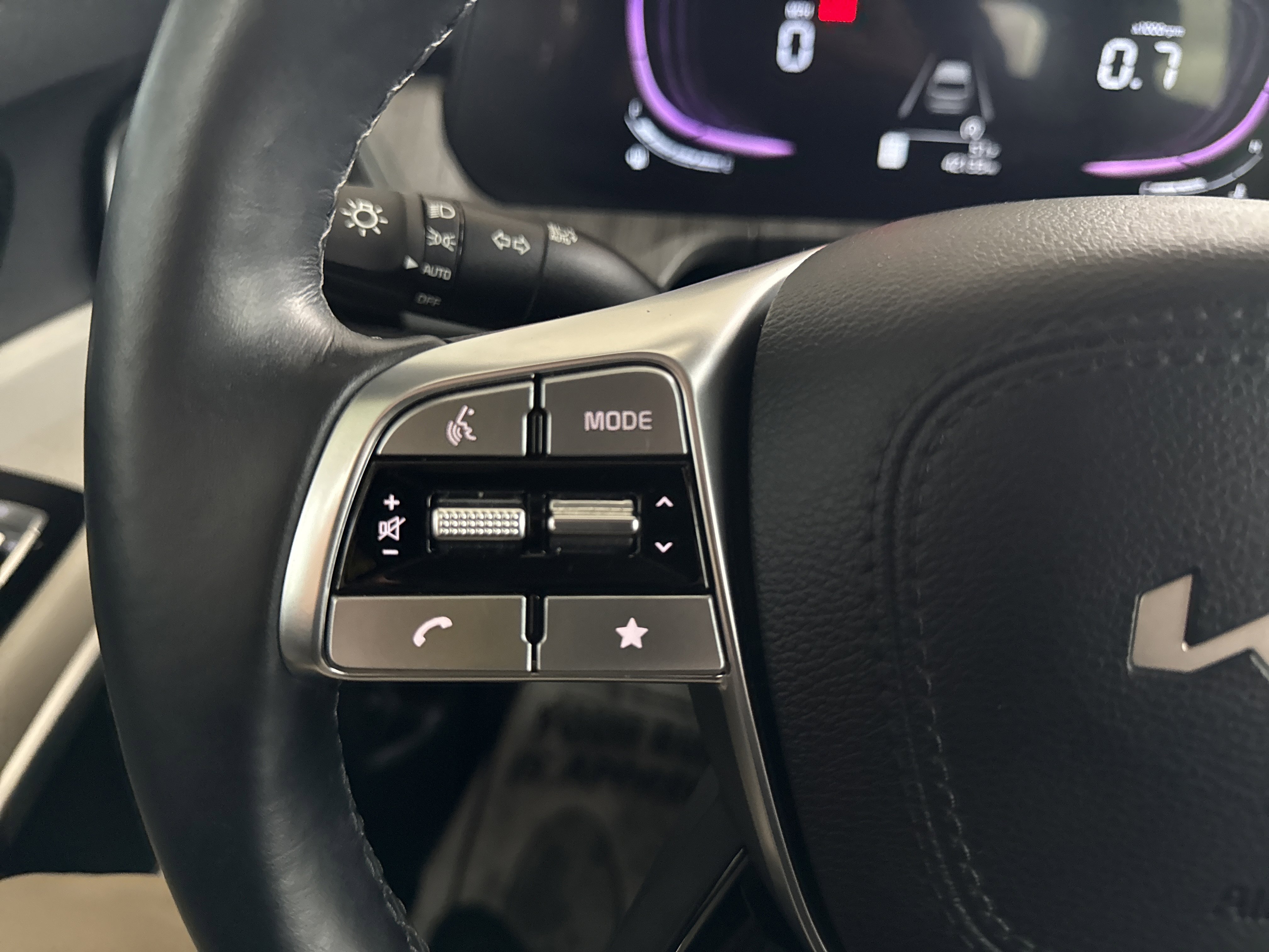 Used 2023 Kia Telluride EX w/ EX Captain's Chair Package image 22